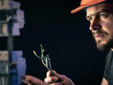 Elektryk: Obowiązki, Specjalizacje, Uprawnienia i Zarobki 2025