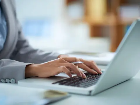 Ile prądu pobiera laptop? Oblicz koszty i oszczędzaj!