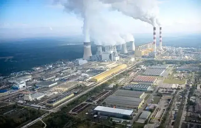 Polska elektrownia węglowa i panele fotowoltaiczne