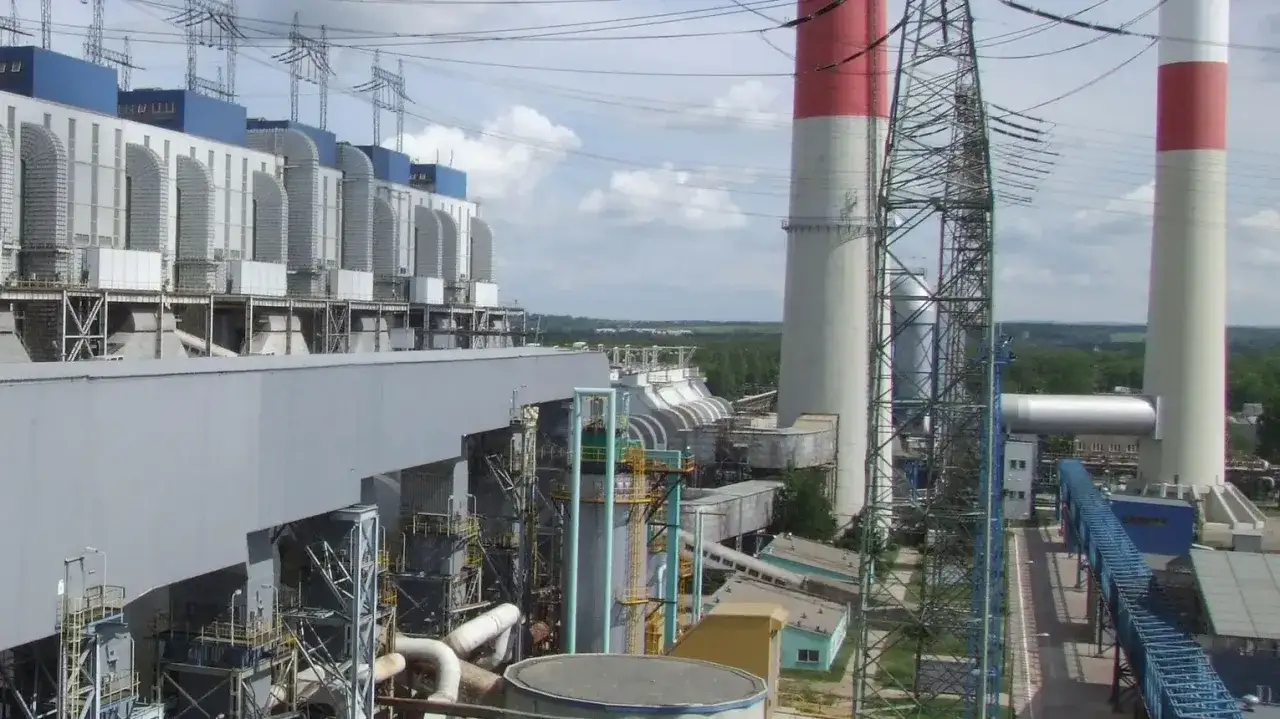 Ogromna elektrownia Dolna Odra z charakterystycznymi kominami i budynkami przemysłowymi.
